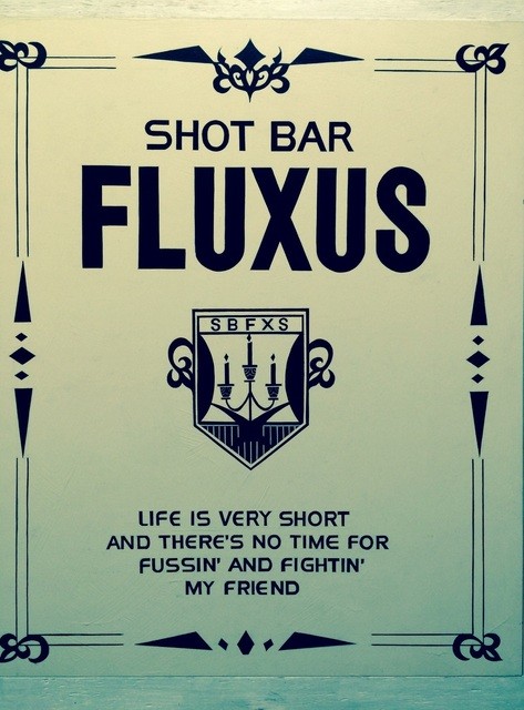 SHOT BAR FLUXUSの看板