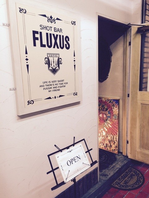 SHOT BAR FLUXUSの入口と看板